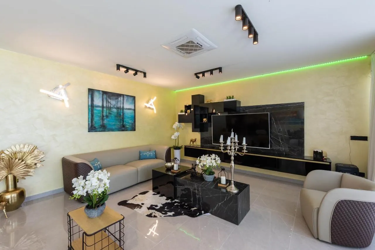 Villa Hb With Heated Pool And Hot Tub Crikvenica 0*,  Kroatië